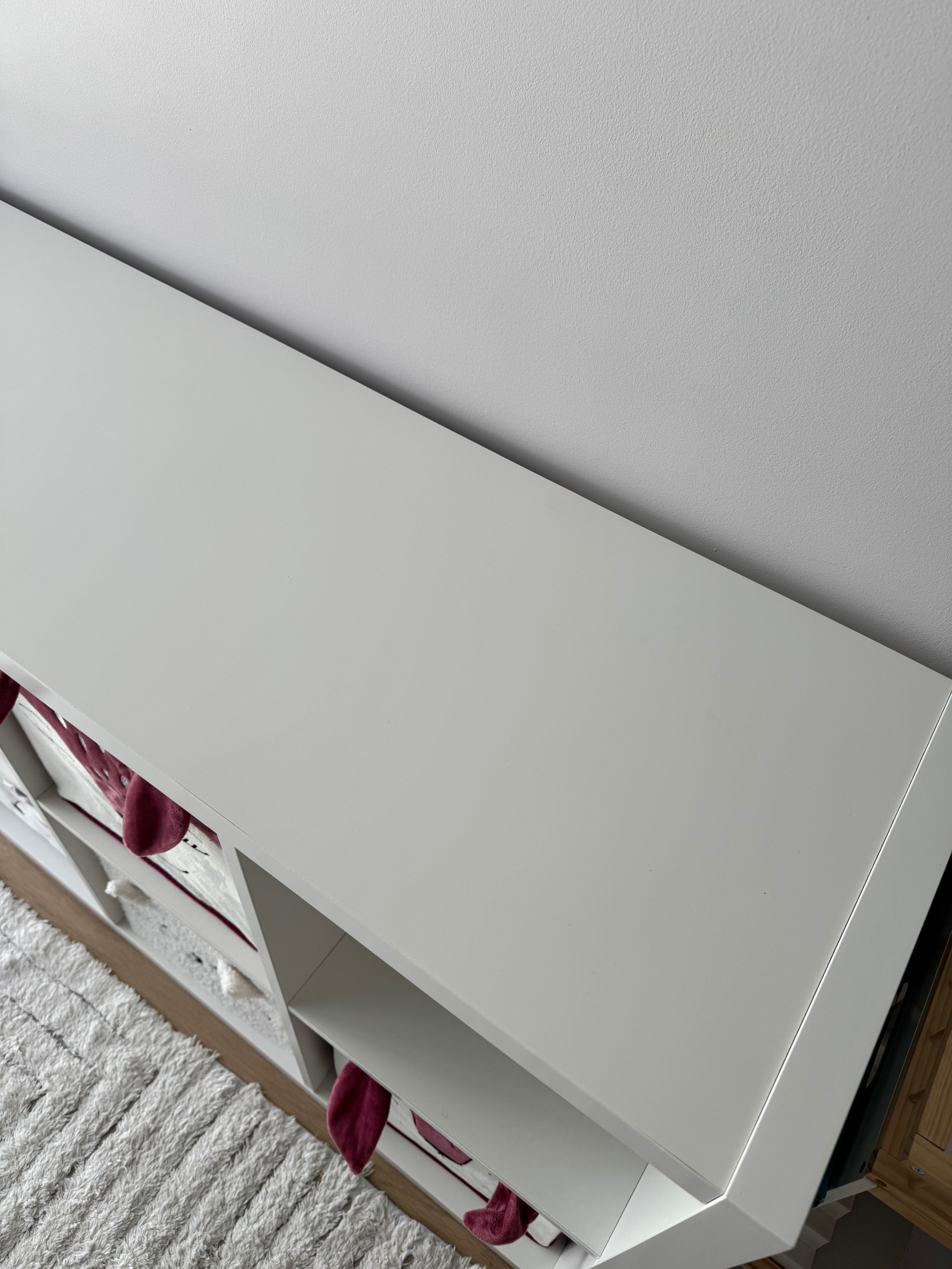 Regał kallax ikea z pojemnikami