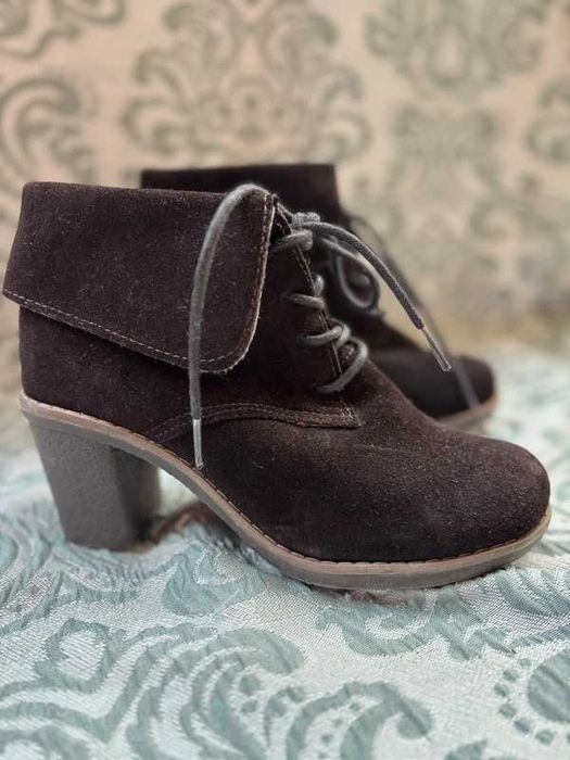 37 Zamszowe botki na obcasie brąz świetny fason - sznurowane trzewiki