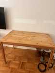 Mesa em madeira clara
