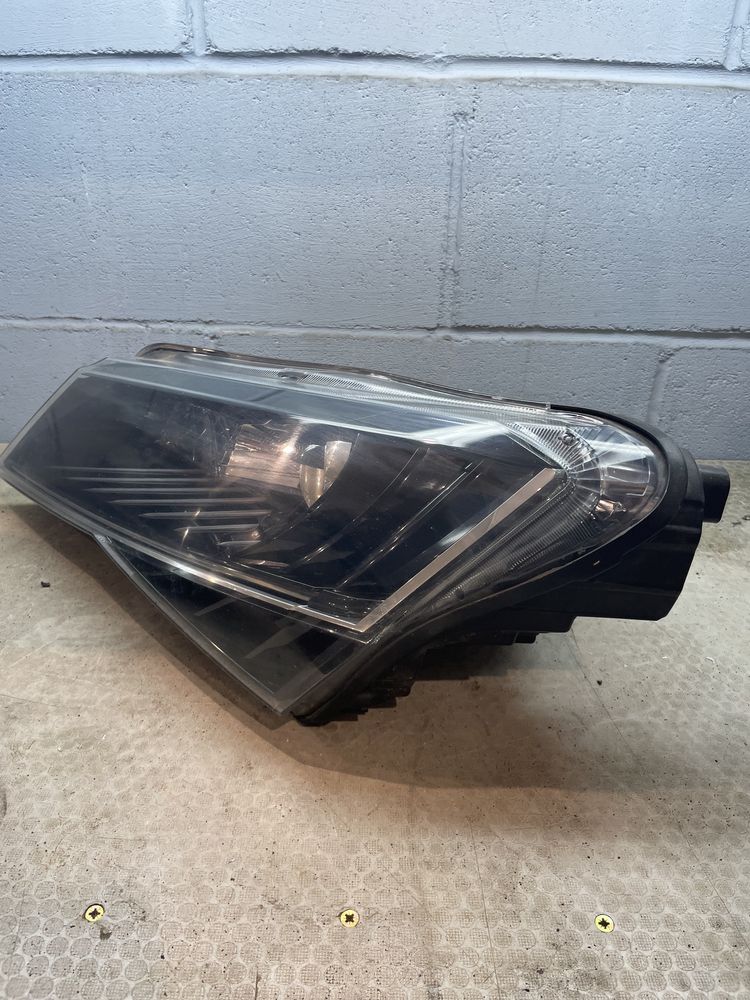 Skoda SuperB xenon led lampa lewy przód przed lift