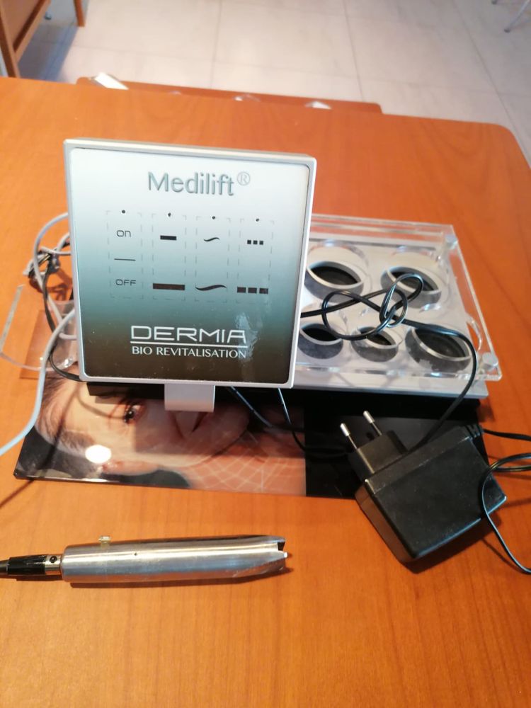 Dermia Solution MediLift to aparatura do mezoterapii mikroigłowej.