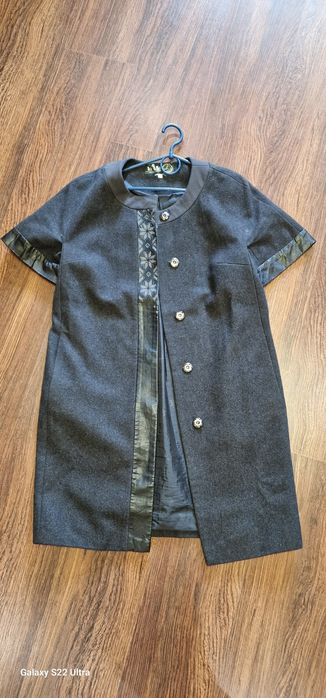 Стильне пальто, не таке, як у всіх. Короткий рукав. Накинули та пішла