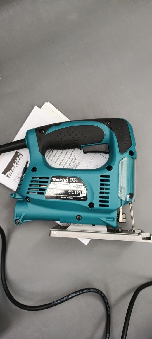 Лобзик Makita 4329 + два набора пильных полотен