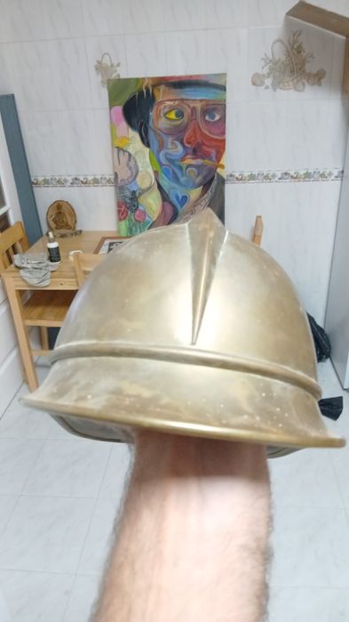 Capacete antigo em cobre