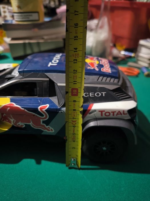 Carro Peugeot total e red bull