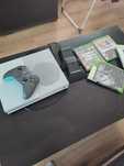 Sprzedam konsole xbox one s dobry stanie  stasja ladowanie padow 4 gry