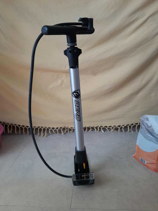 Bomba de Ar "Berg Cycles" com adaptadores e mostrador