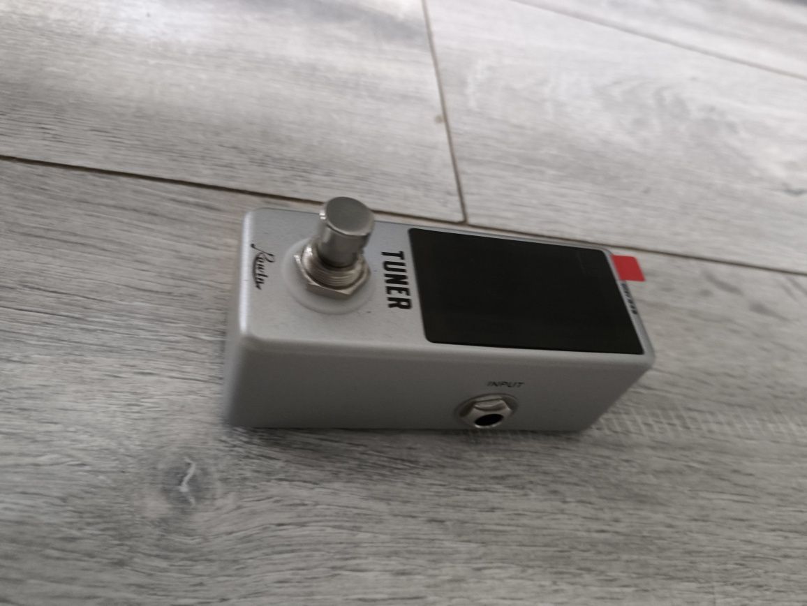 Tuner gitarowy, stroik