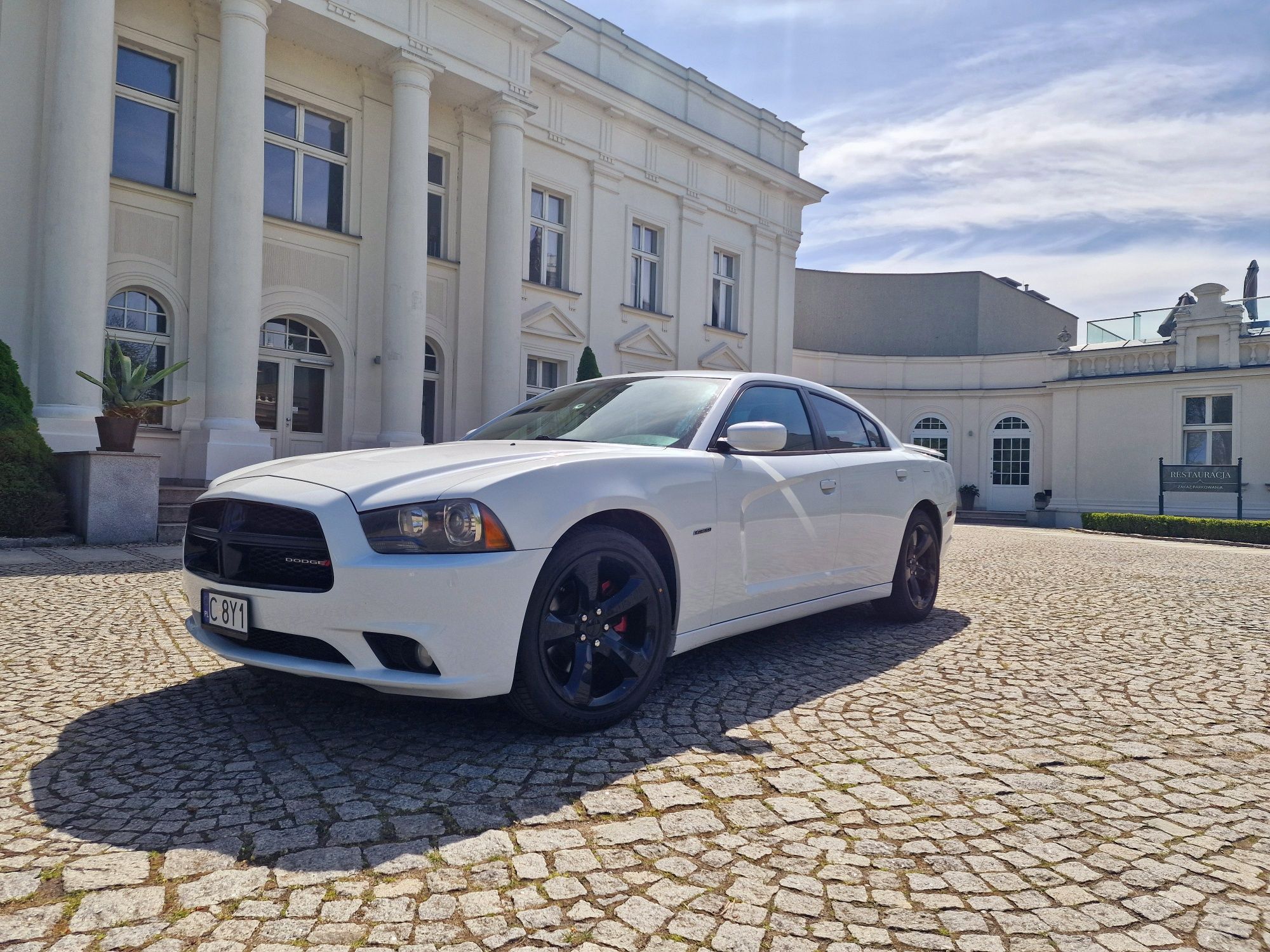 Auto do ślubu Dodge Charger V8