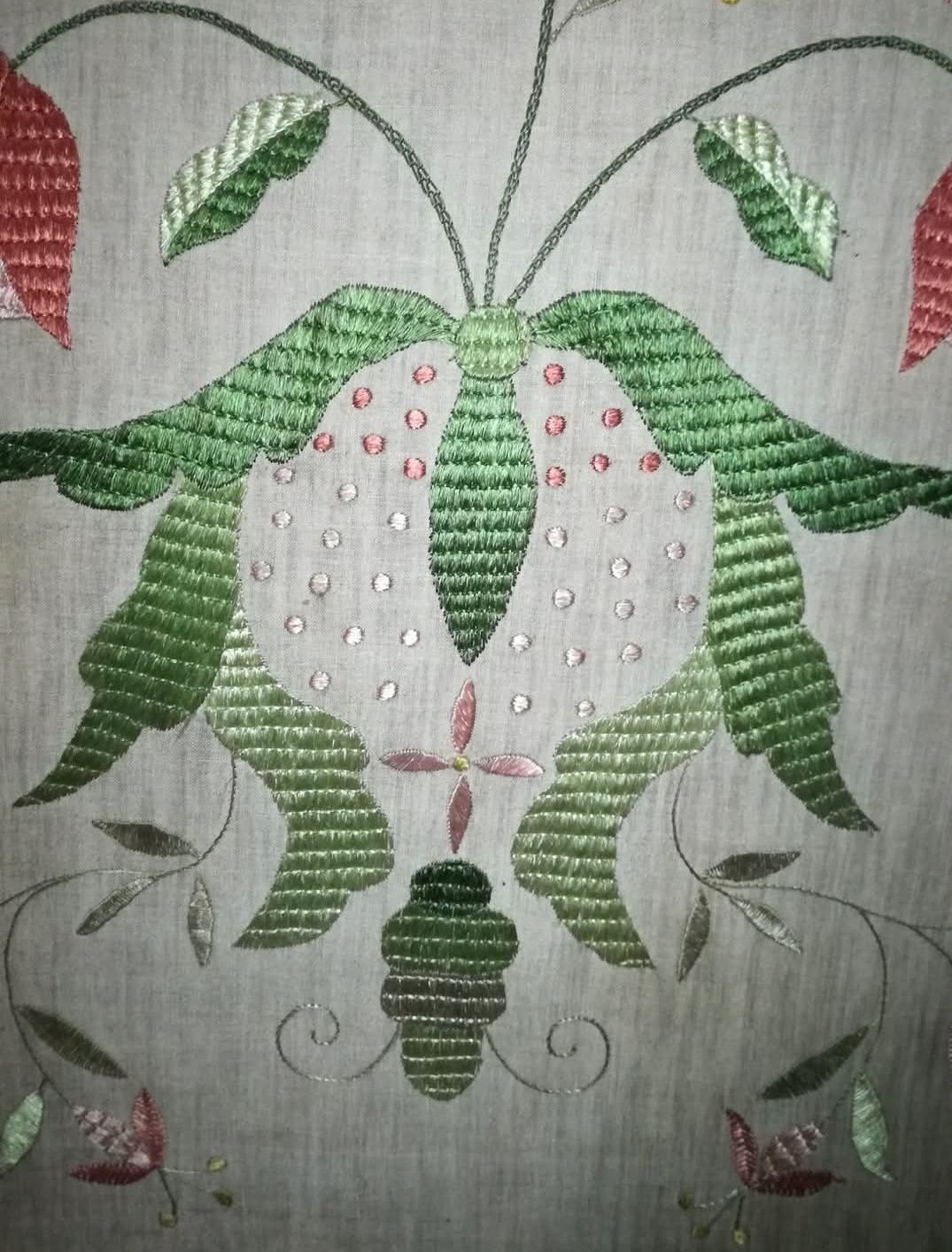 Biombo com bordado castelo branco