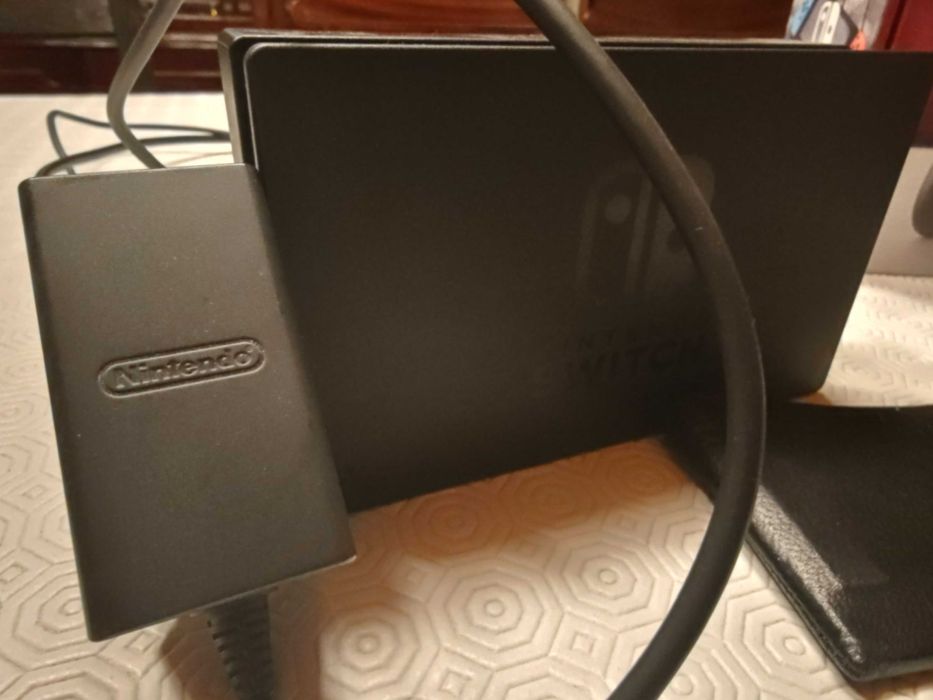 Nintendo Switch Consola + Caixa + Bolsa + Grip + Jogos