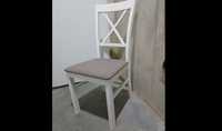 Białe drewniane krzesło z tapicerowanym siedziskiem
