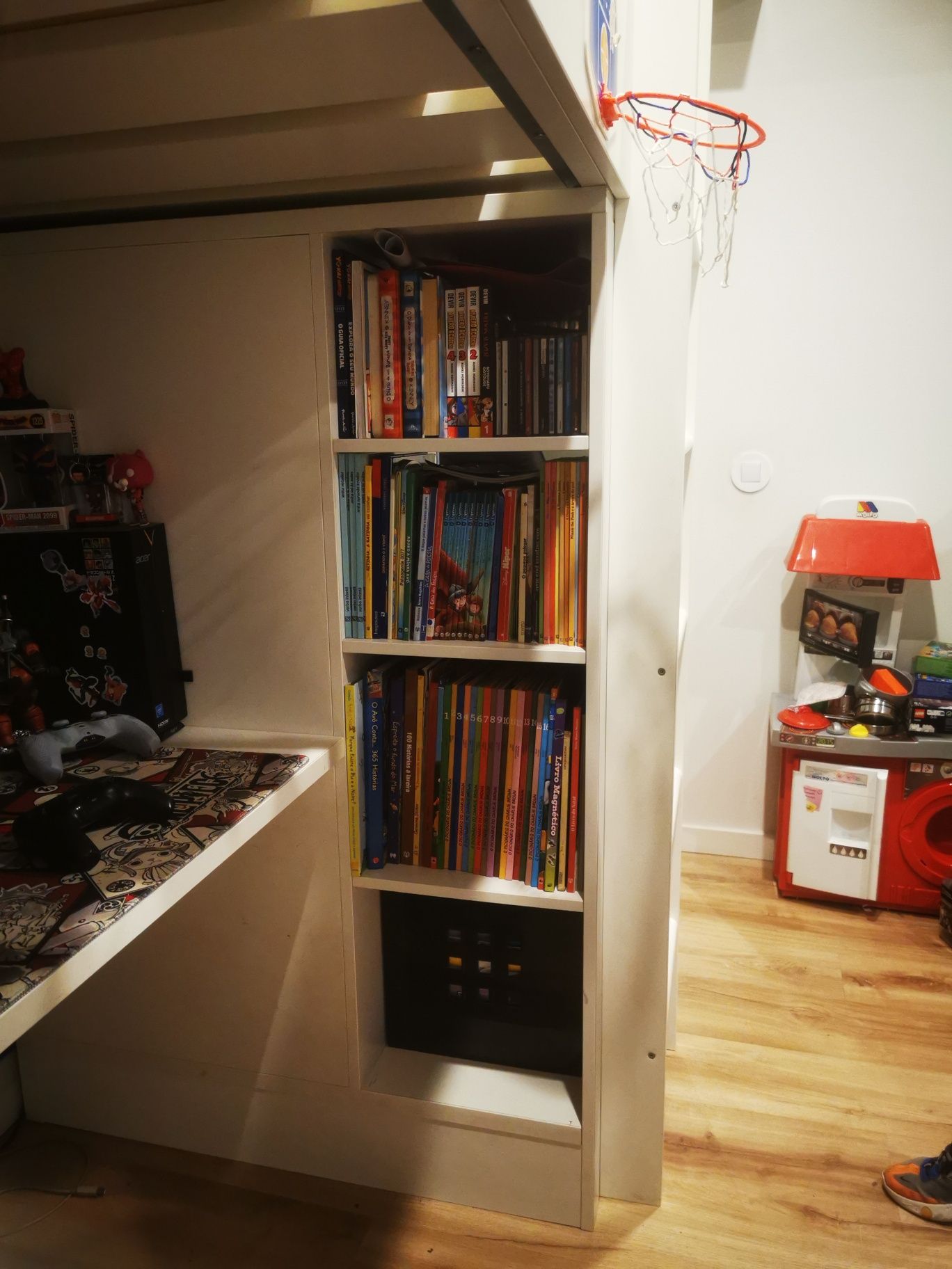 Beliche com secretária Ikea com detalhes azuis