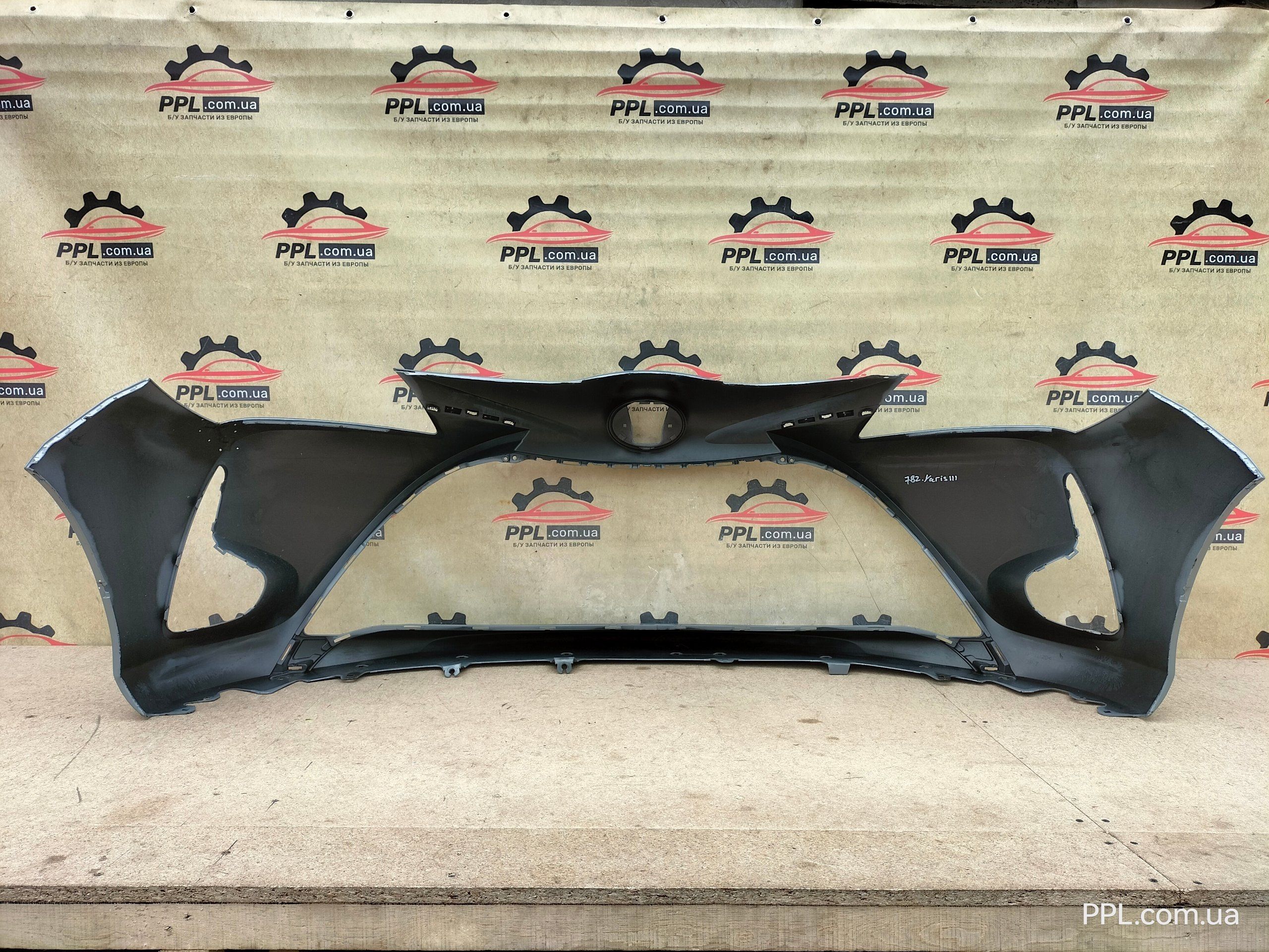 Toyota Yaris III 2017-2020 рестайл бампер передний 52119-0DA40