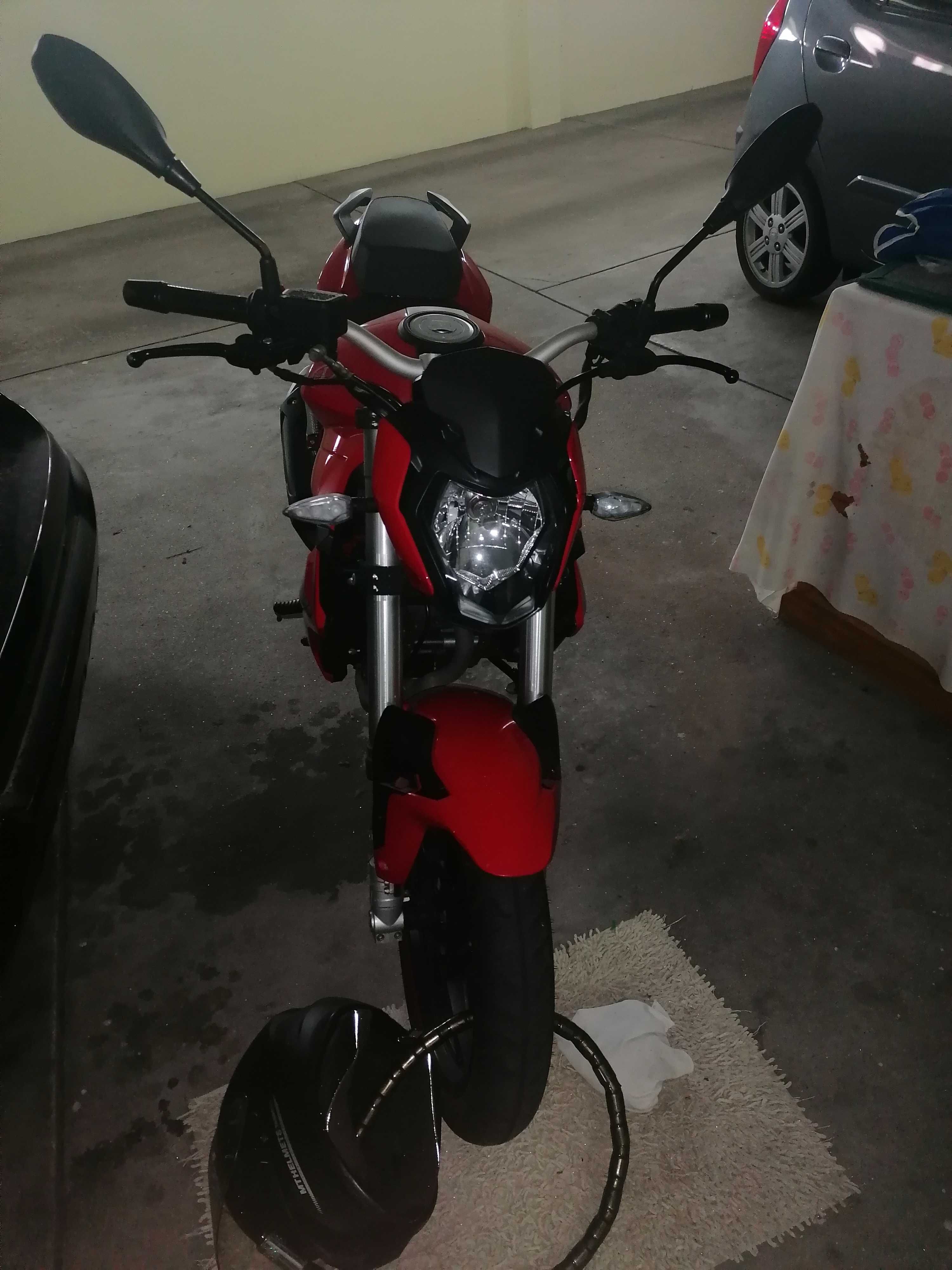 Mota 125 benelli BN vermelha