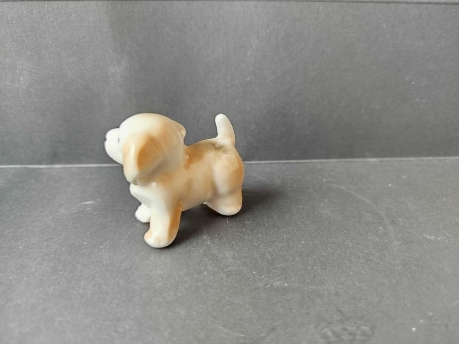Porcelanowa figurka miniaturowa psa wyprodukowana w Japonii