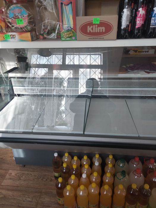 Холодильна вітрина у хорошому стані.Була в роботі пів року.