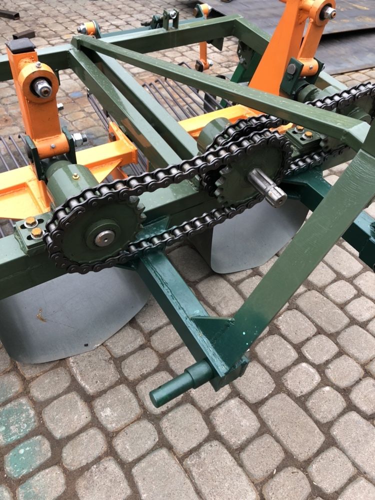 Картопле копалка вібраційна з прямим центром також є зі зміщиним центр