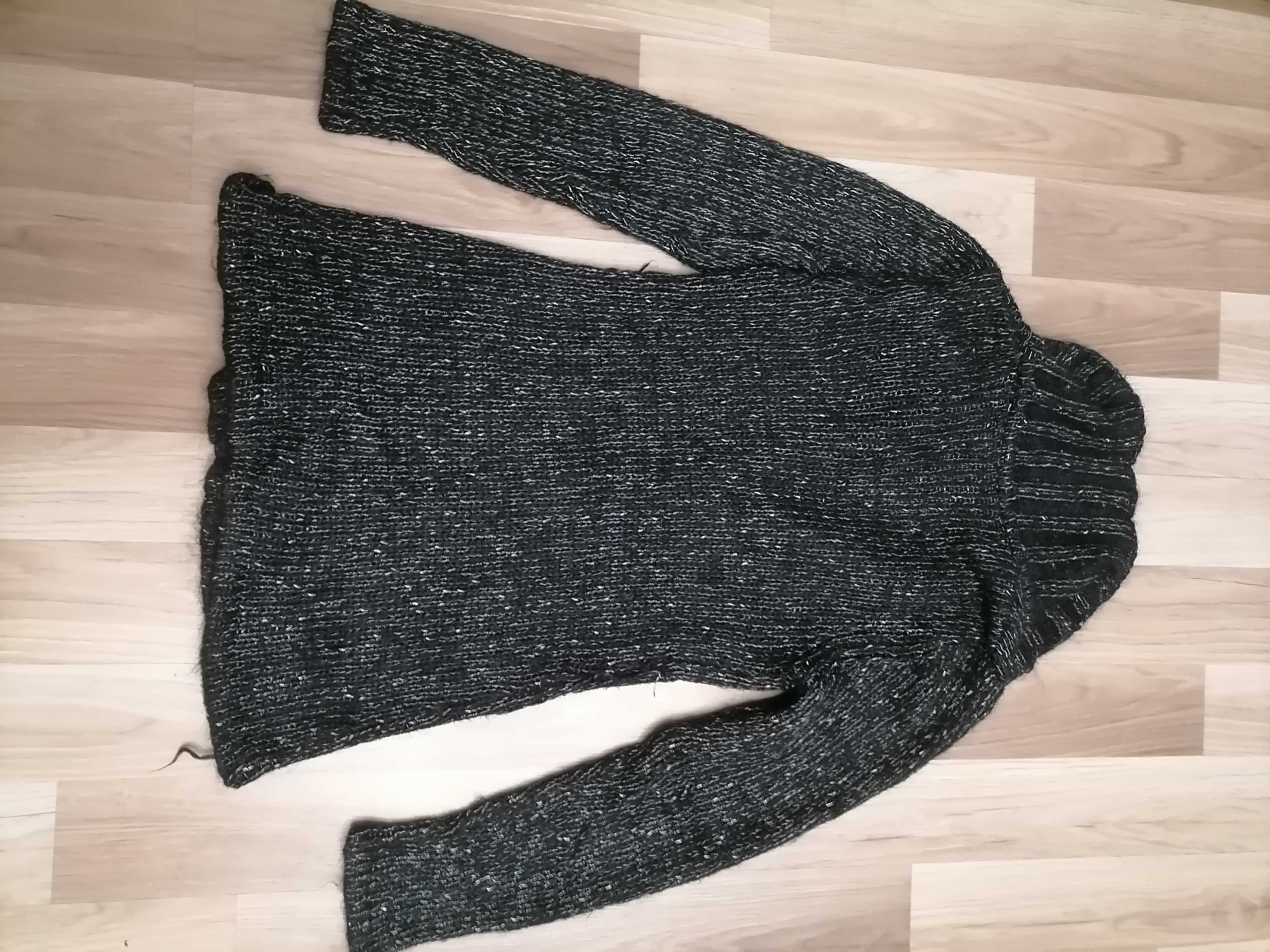 Długi czarny damski swetr