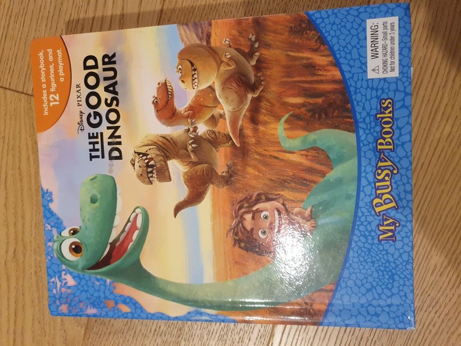 Good dinozaur  książka  po angielsku  i małe figurki dinozaurów