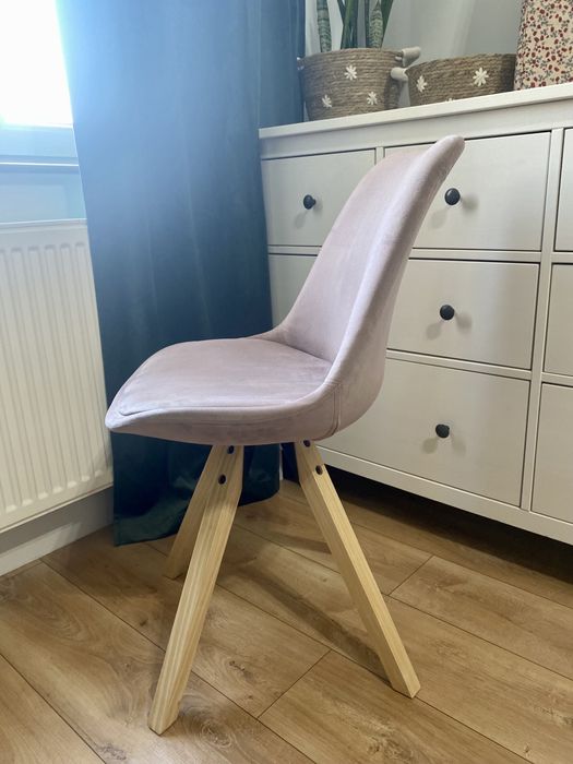 Różowe krzesło tapicerowane z aksamitnym welurem Actona