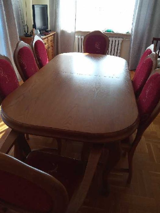 Stół i krzesła drewniane
