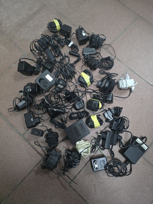 Vários Carregadores e transformadores