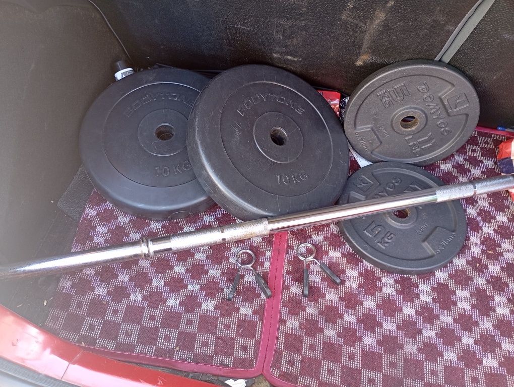 Conjunto de musculação, barra e discos
