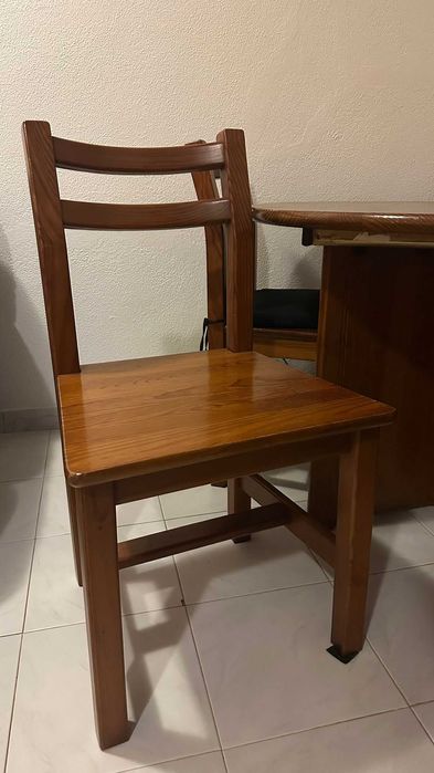 Mesa de sala redonda extensível Cerne c/4 cadeiras