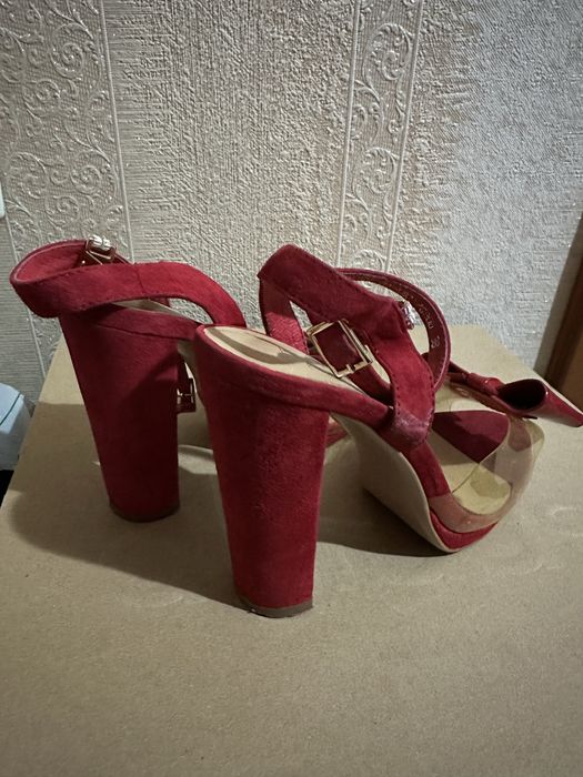 Босоніжки червоного кольору, розмір 38