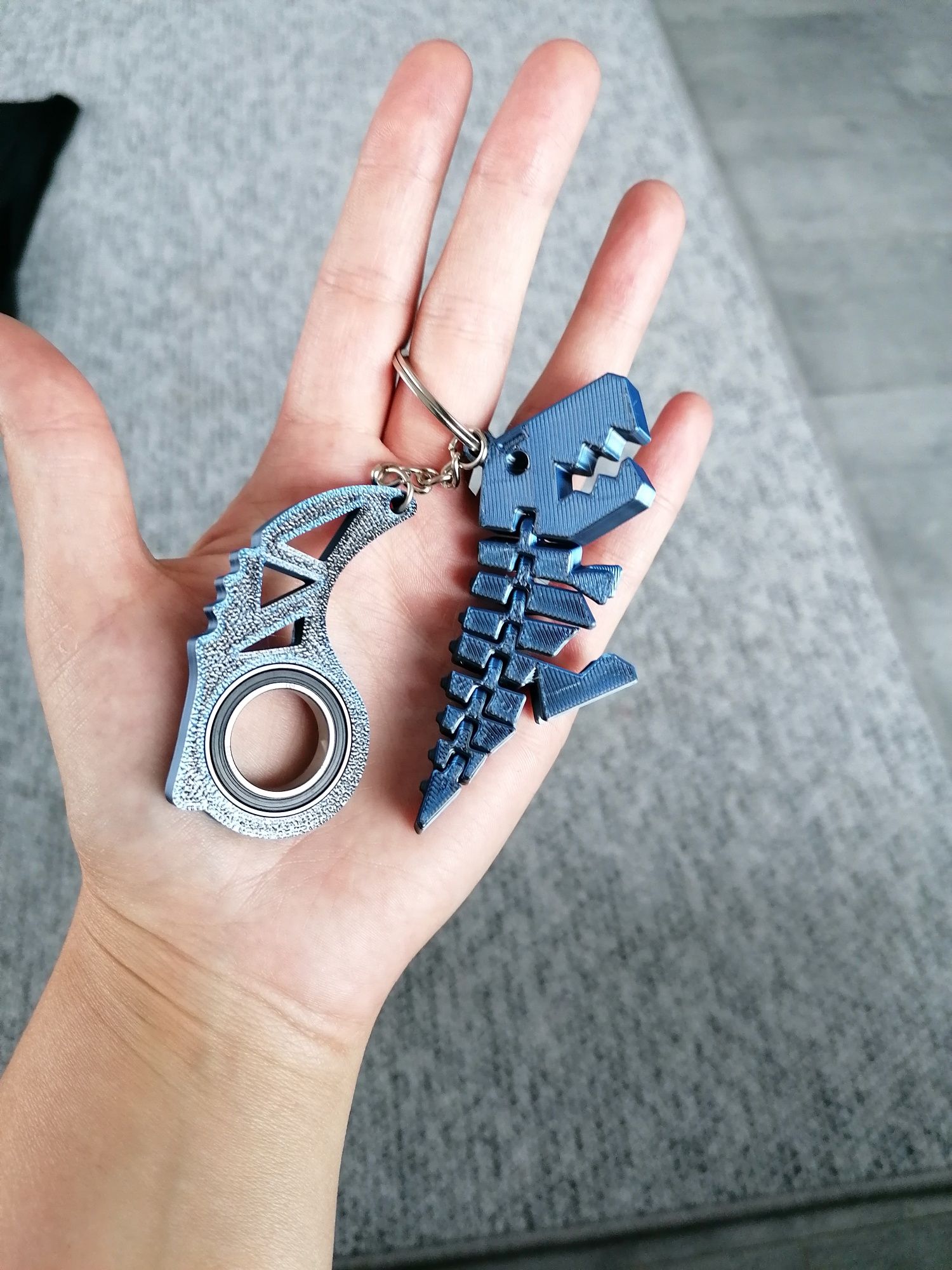 Brelok do kluczy keyspinner keyrambit dinozaur niebieski
