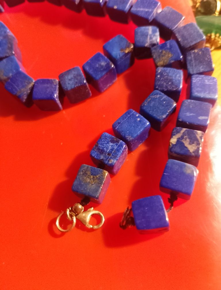 Colar lindo com 43 cubos de lápis lazúli
