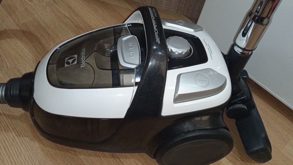 Electrolux EAPC54IW Безмешковый Пылесос