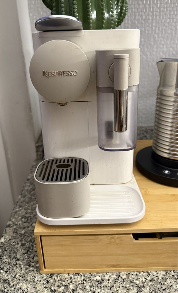 Maquina cafe nespresso Lattissima White