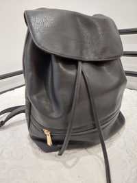 Mochila de senhora em preto.