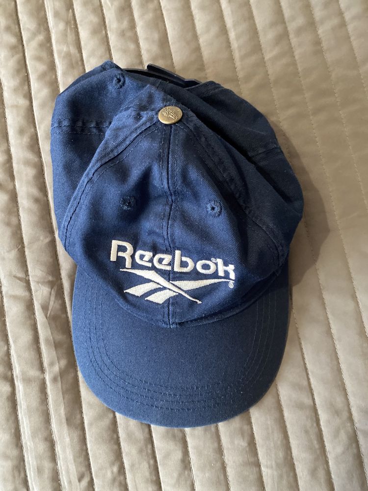 Chapéu Reebok.