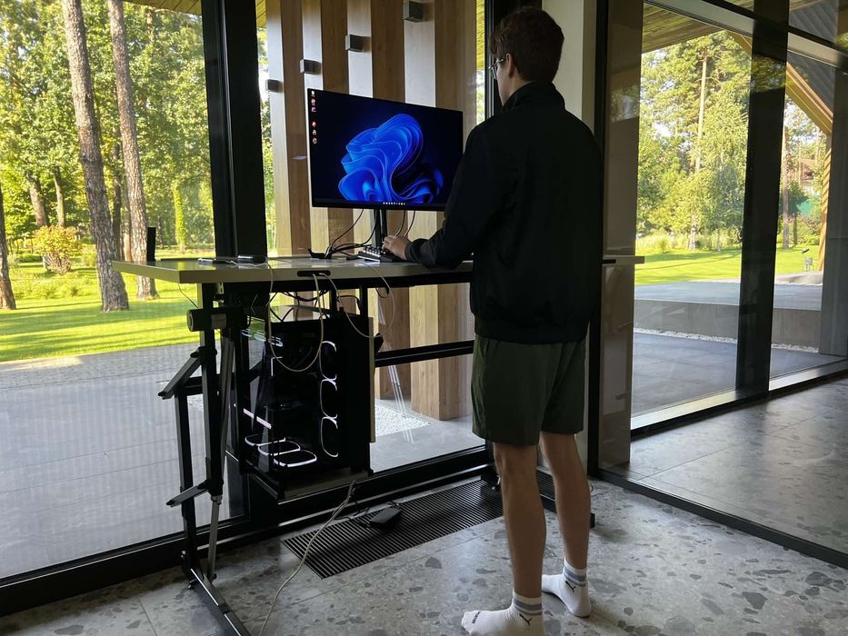 Стіл комп'ютерний регульований