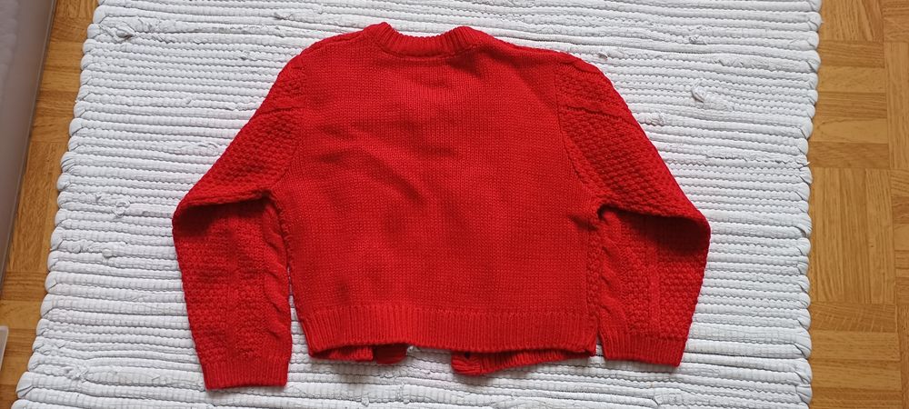 Ogrodniczki i sweterek dla dziewczynki.