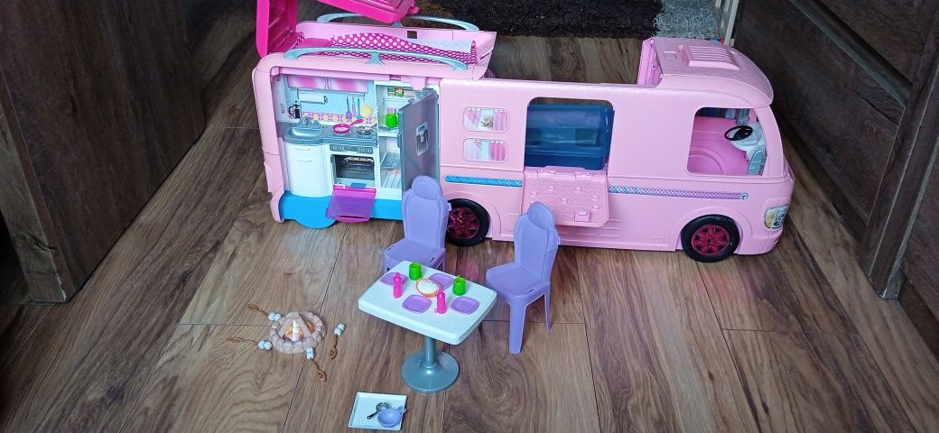 Kamper Barbie z basenem XL i akcesoriami stolik ognisko