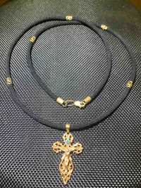 Золотой крест на ювелирном шнуре