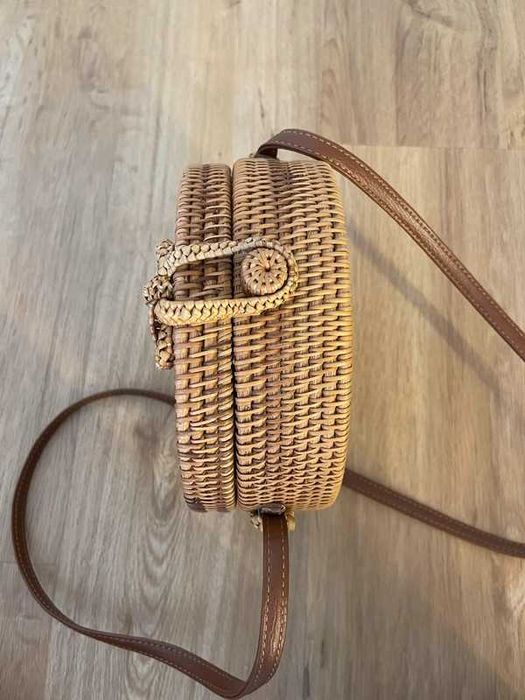 Bolsa castanha em rafia