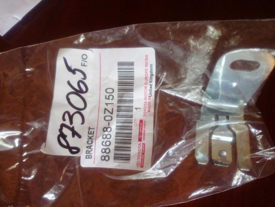 Кронштейн Toyota 886881E420/886880Z220