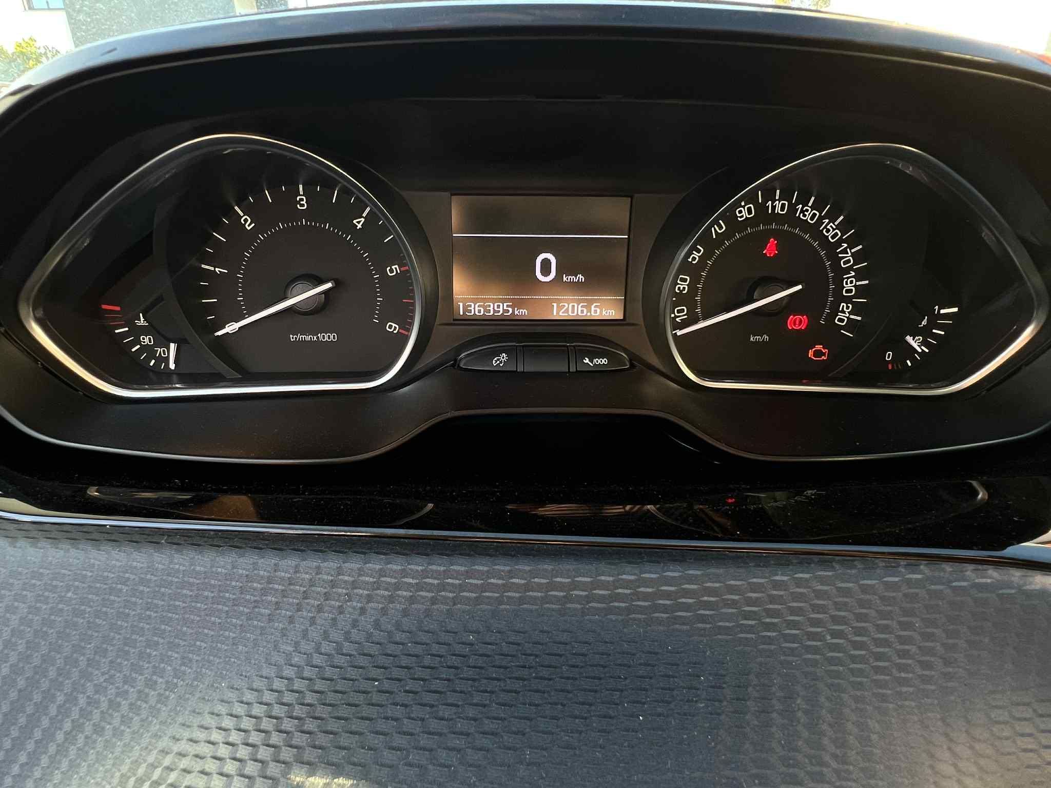 Peugeot 208 Allure 1.6 HDi – Nacional, 5 Portas
