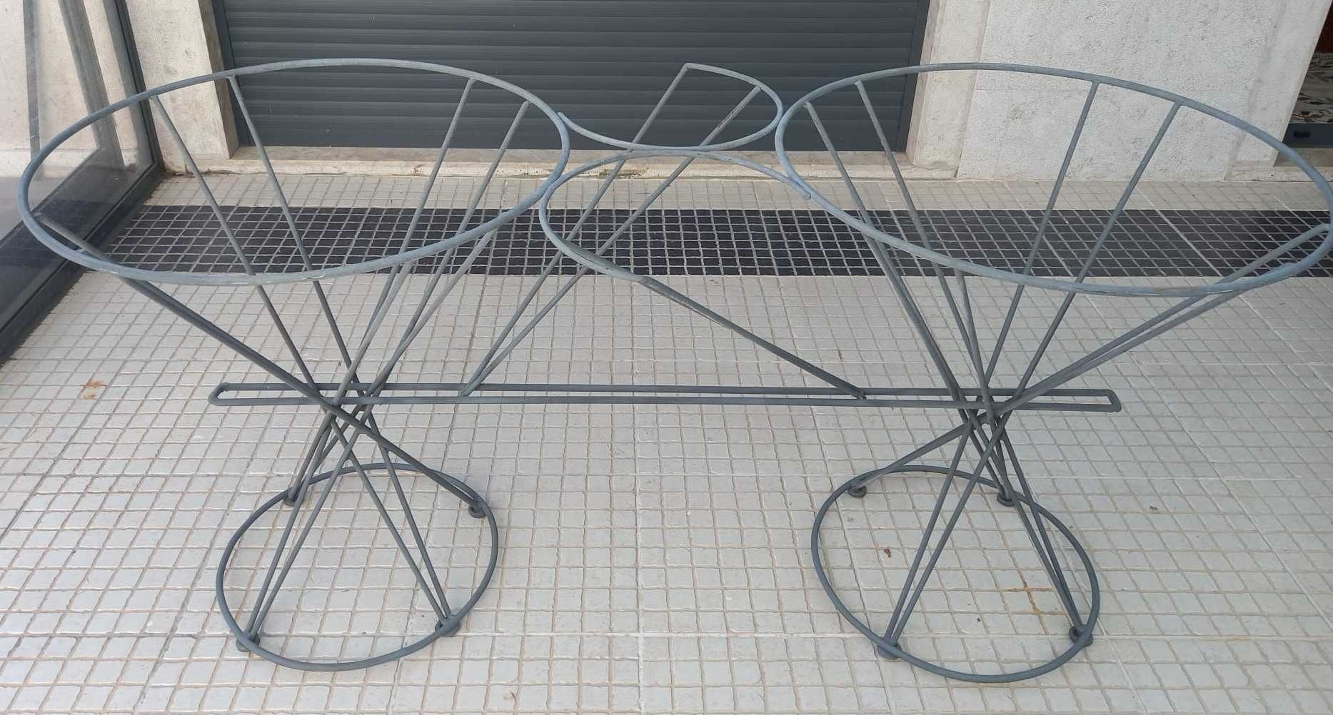 6 cadeiras e 1 mesa artesanais, modelos únicos