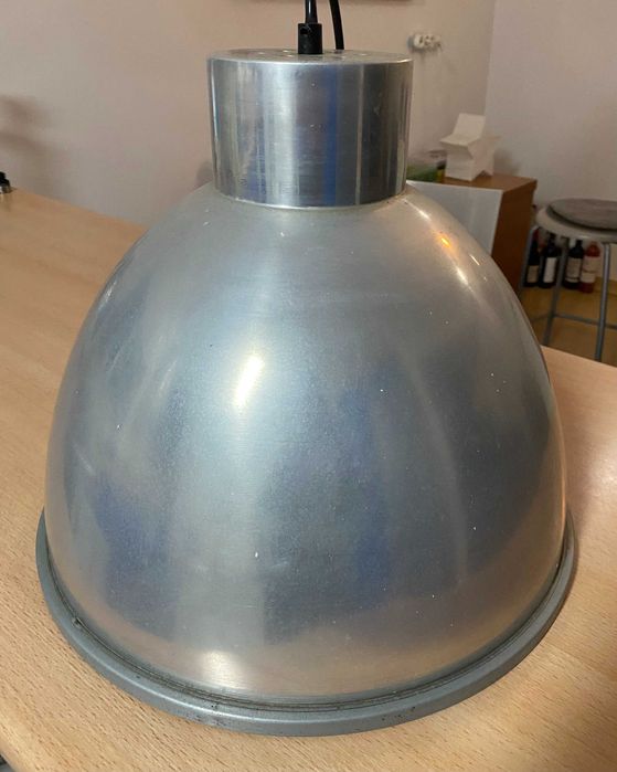 Candeeiro suspenso em aluminio da “Habitat”