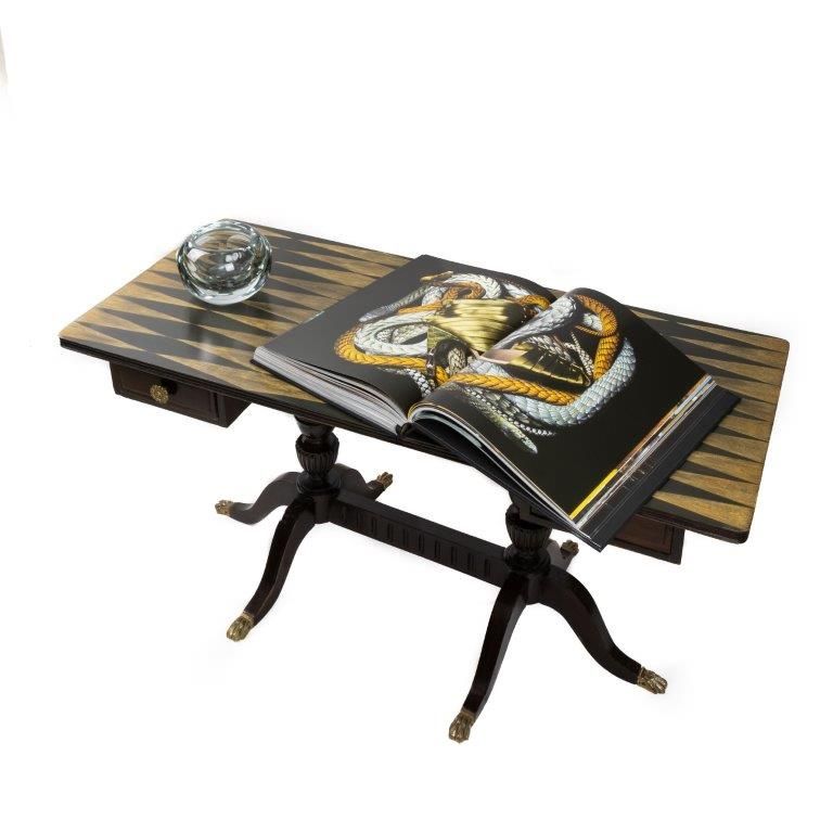 Mesa de centro ou de apoio, tampo pintado à mão. Peça unica