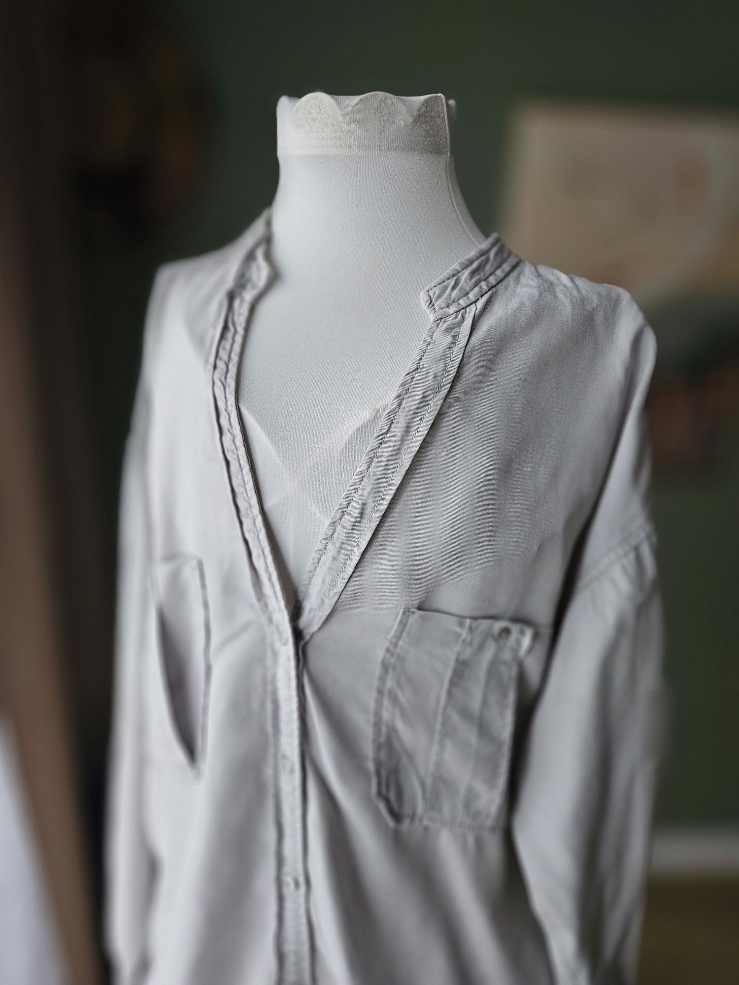 Jasnoszara koszula damska Zara – minimalistyczny styl Casual capsule