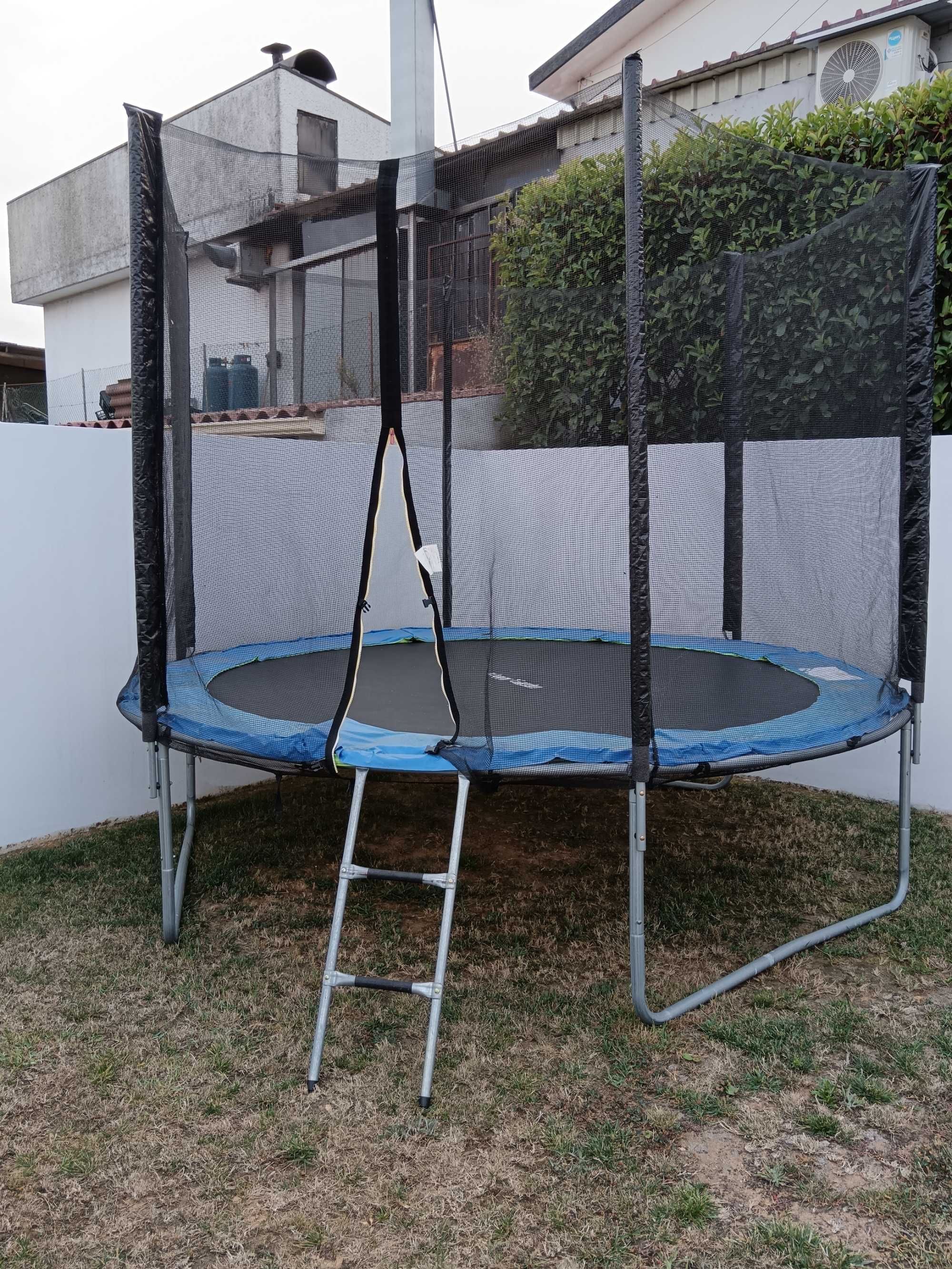 Trampolim 305 + piscina 240*160