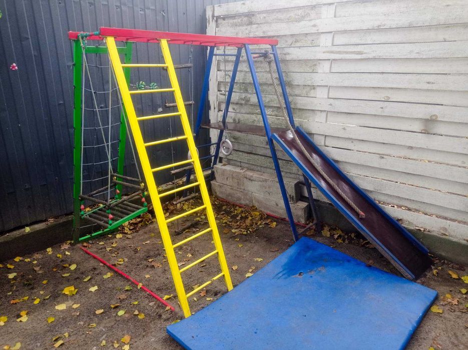 Дитячий майданчик спорткомплекс гойдалка