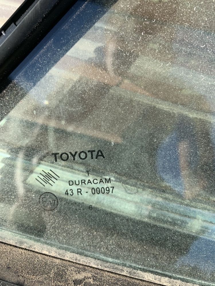 Оригинальное стекло на правую заднюю дверку Toyota Corolla 2013-2018